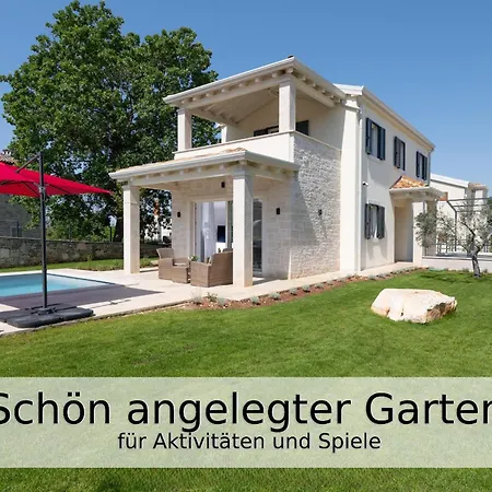 Falco Fuer Familien, Bis 6 Personen, 3 Schlafzimmer Mit Bad En Suite, Pool Mit Loungebereich, Grillterrasse, Schnellem Wlan, 2 Parkplaetze, Villa