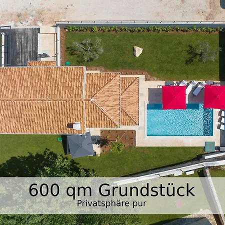 빌라 Falco Fuer Familien, Bis 6 Personen, 3 Schlafzimmer Mit Bad En Suite, Pool Mit Loungebereich, Grillterrasse, Schnellem Wlan, 2 Parkplaetze, *